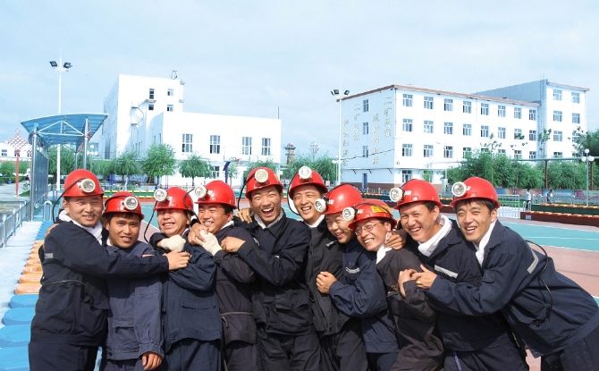 新一代大学生矿工脸上绽放出幸...