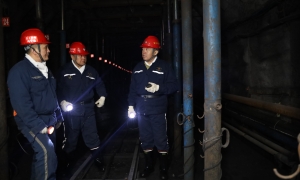 韩福生在富力矿宣讲调研检查...