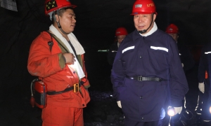 张学臣在峻德矿调研检查时强...